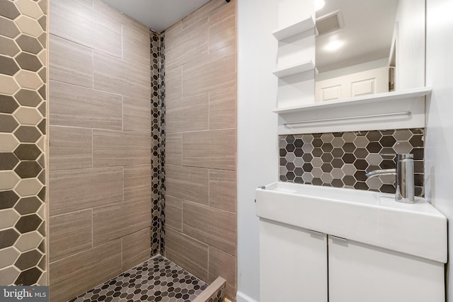 full bath with visible vents and tiled shower