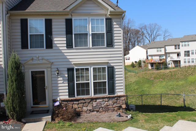 view of front of property featuring fence and a front yard
