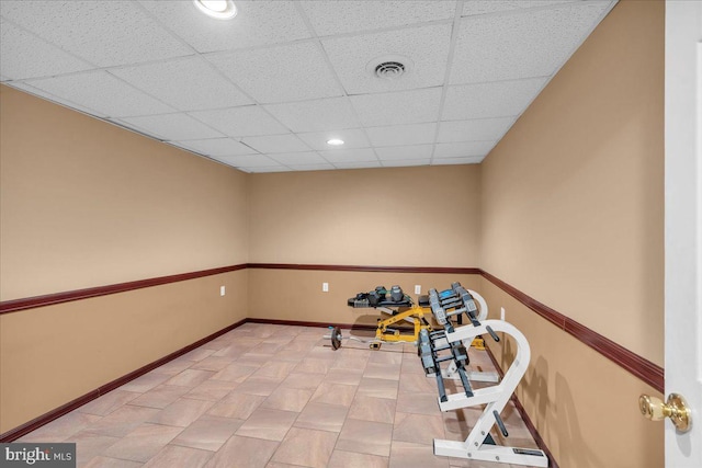 exercise area featuring visible vents, recessed lighting, baseboards, and a drop ceiling