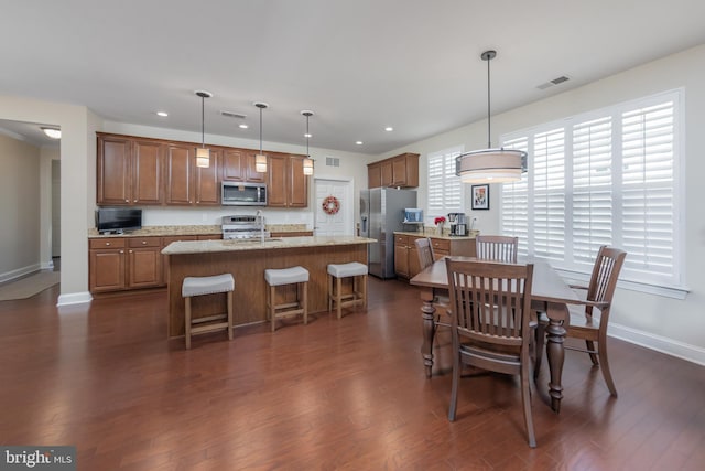 dining room with recessed lighting, baseboards, dark wood finished floors, and visible vents