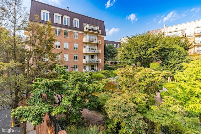 view of apartment building / complex