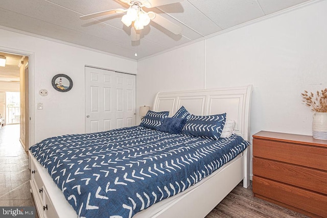 bedroom featuring a closet, crown molding, and ceiling fan