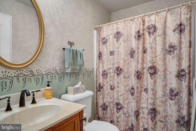 full bathroom featuring vanity, a shower with curtain, and toilet