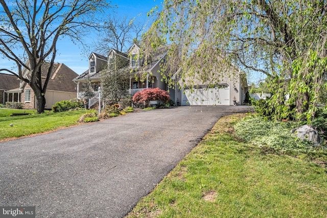 view of front facade with a front lawn and driveway