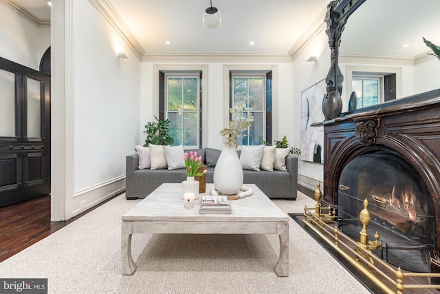 carpeted living room with baseboards, recessed lighting, and crown molding
