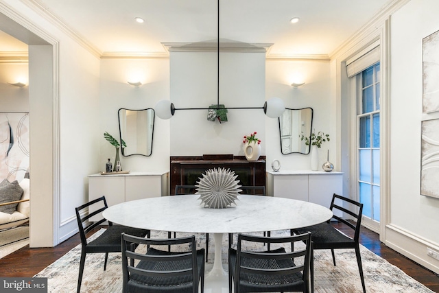 dining area with crown molding, recessed lighting, baseboards, and dark wood-style floors