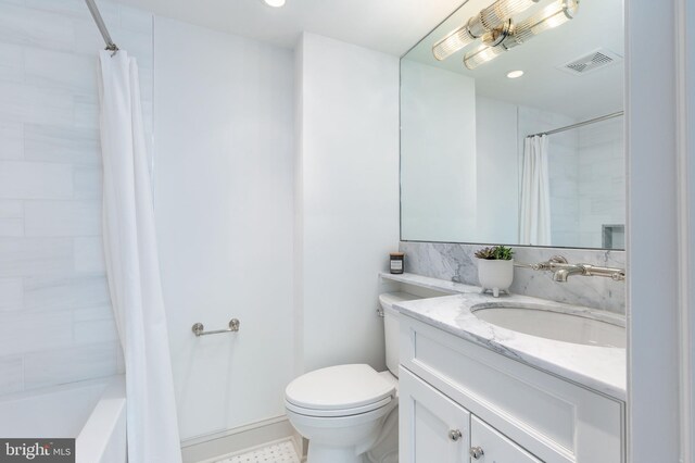 bathroom featuring visible vents, recessed lighting, toilet, and vanity