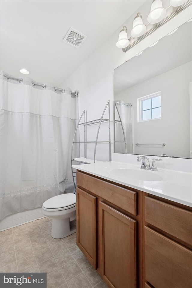 full bath featuring a shower with curtain, vanity, toilet, and visible vents