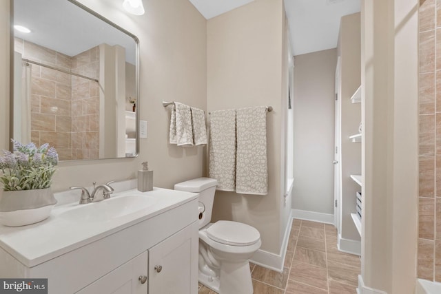 bathroom featuring a shower with curtain, baseboards, vanity, and toilet
