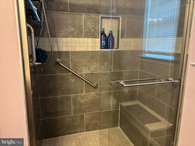 bathroom featuring a tile shower