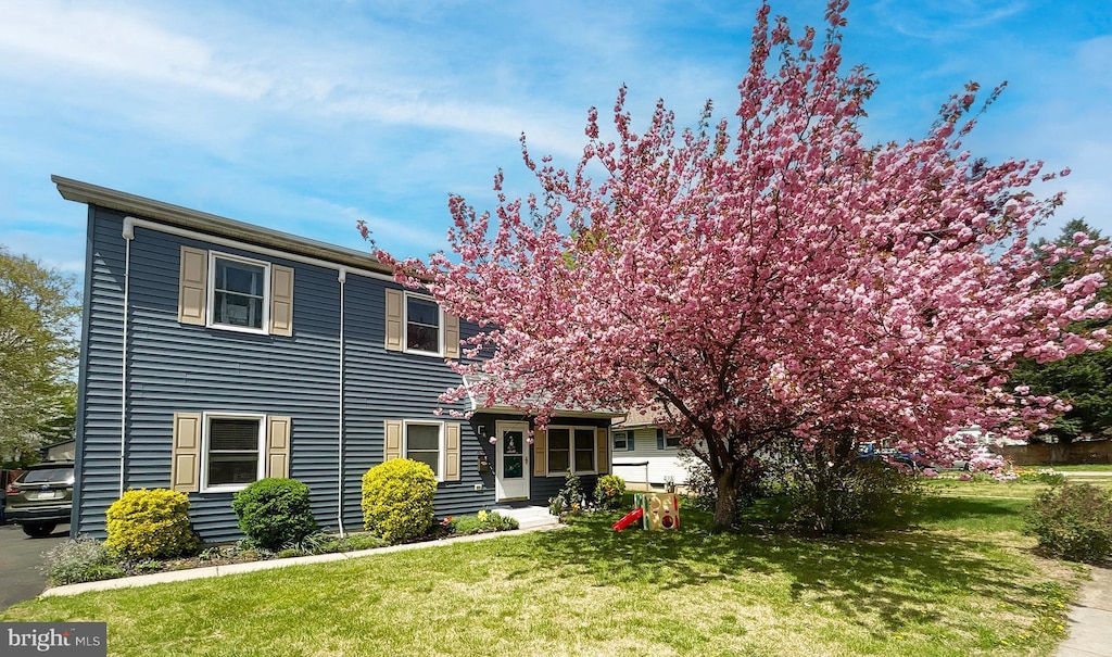 view of front facade featuring a front yard