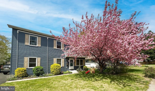 view of front facade featuring a front yard