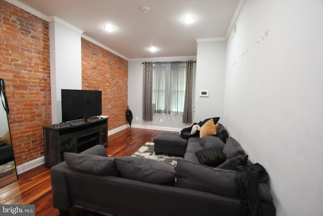 living room with crown molding, recessed lighting, baseboards, and wood finished floors