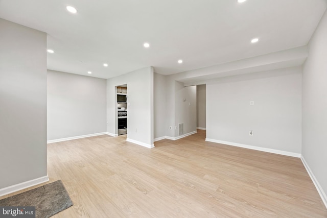 565 W Diamond Ave Unit 27, Gaithersburg, MD 20877 - unfurnished living room featuring recessed lighting, baseboards, and light wood-style flooring