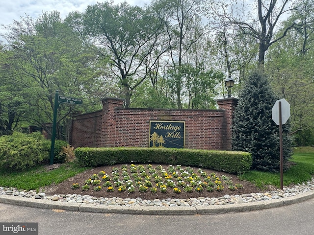 view of community / neighborhood sign