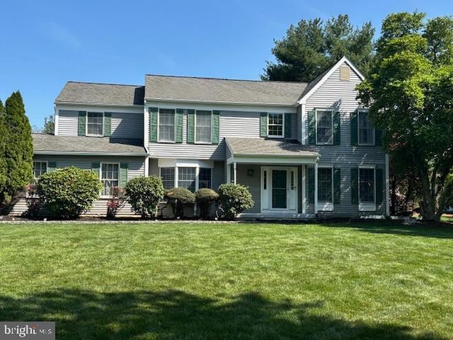 view of front of house featuring a front lawn