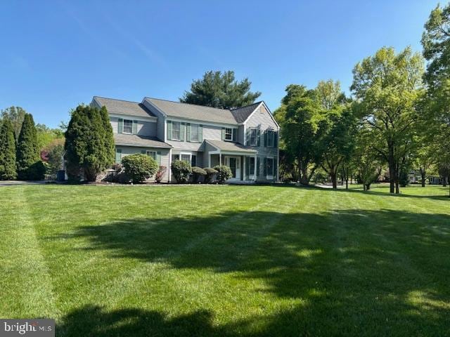 view of front of property featuring a front lawn