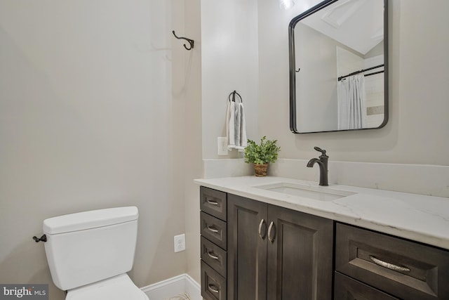 full bathroom featuring vanity, toilet, and baseboards