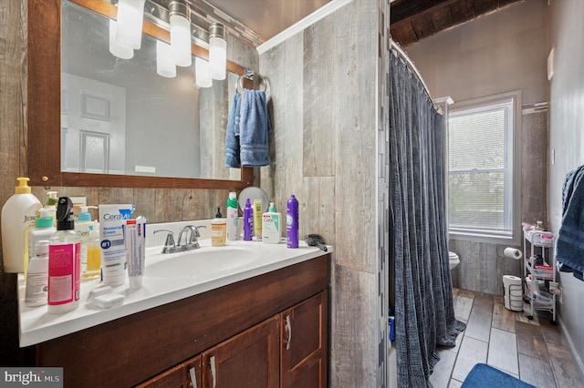 full bathroom with toilet, a shower with curtain, and vanity