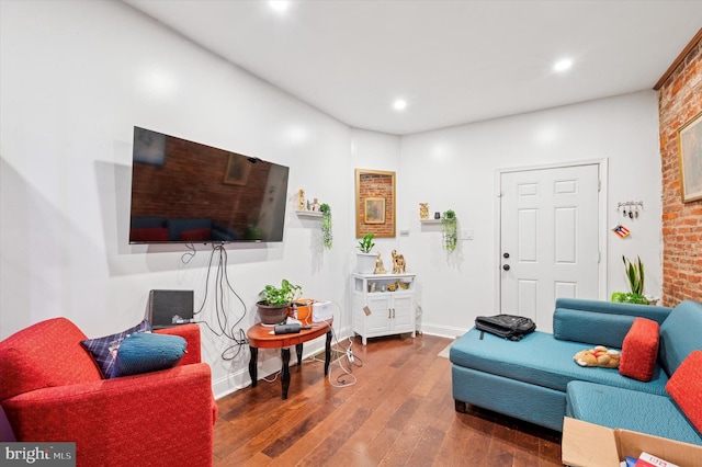 living room featuring recessed lighting, baseboards, and hardwood / wood-style floors