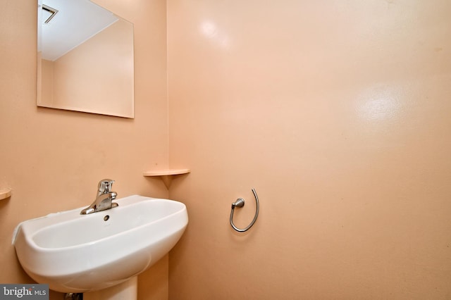bathroom featuring a sink