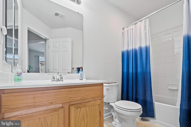 full bath with vanity, toilet, shower / bathtub combination with curtain, baseboards, and visible vents
