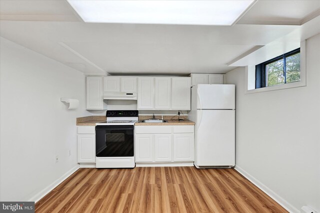 kitchen featuring white appliances, under cabinet range hood, a sink, and light wood finished floors