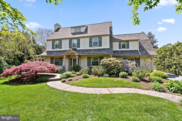 view of front facade with a front yard