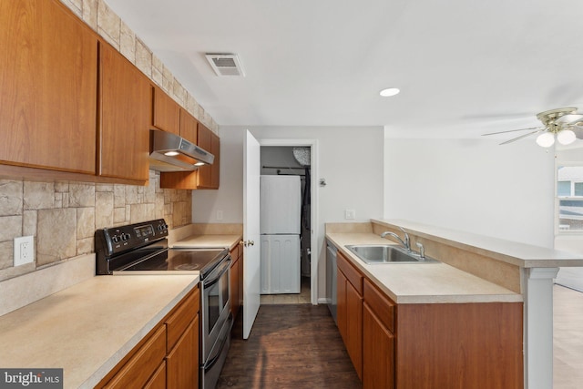 4411 Pembrook Village Dr Unit 101, Alexandria, VA 22309 - kitchen featuring visible vents, a peninsula, stainless steel electric range, under cabinet range hood, and a sink