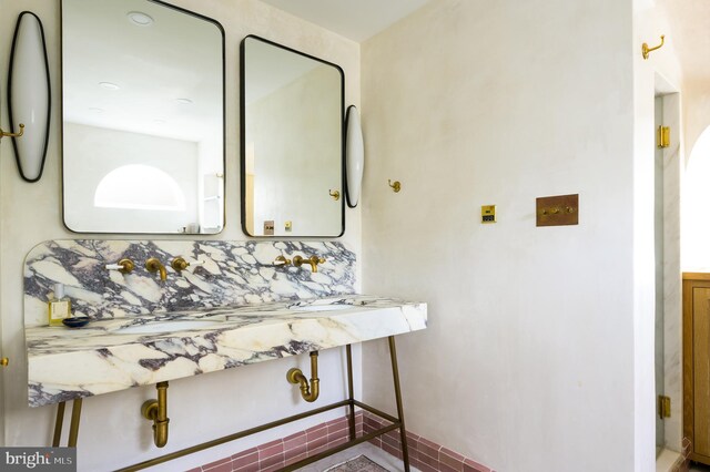 bathroom featuring backsplash