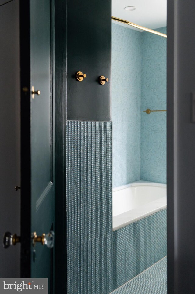 bathroom with tiled tub