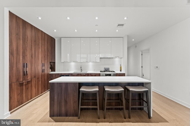 1650 Silver Hill Dr Unit 1706, Mclean, VA 22102 - kitchen featuring visible vents, light wood-style flooring, modern cabinets, and a spacious island