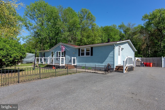 manufactured / mobile home with fence private yard
