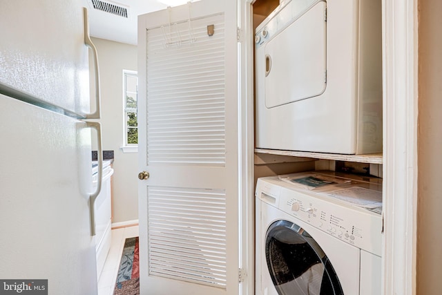 517 Bashford Ln Unit 5, Alexandria, VA 22314 - laundry area featuring stacked washer / drying machine and baseboards