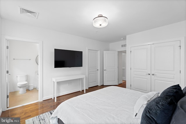 1424 S 4th St, Philadelphia, PA 19147 - bedroom with dark wood-style flooring, connected bathroom, a closet, and visible vents
