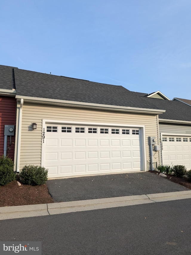 view of front facade with driveway and a garage