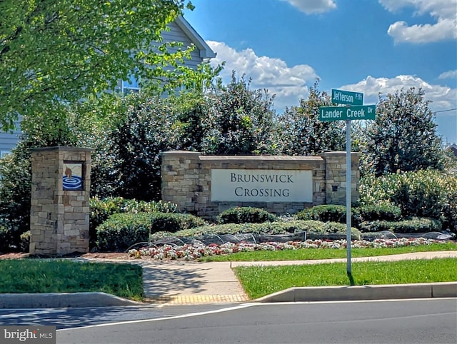 view of community / neighborhood sign
