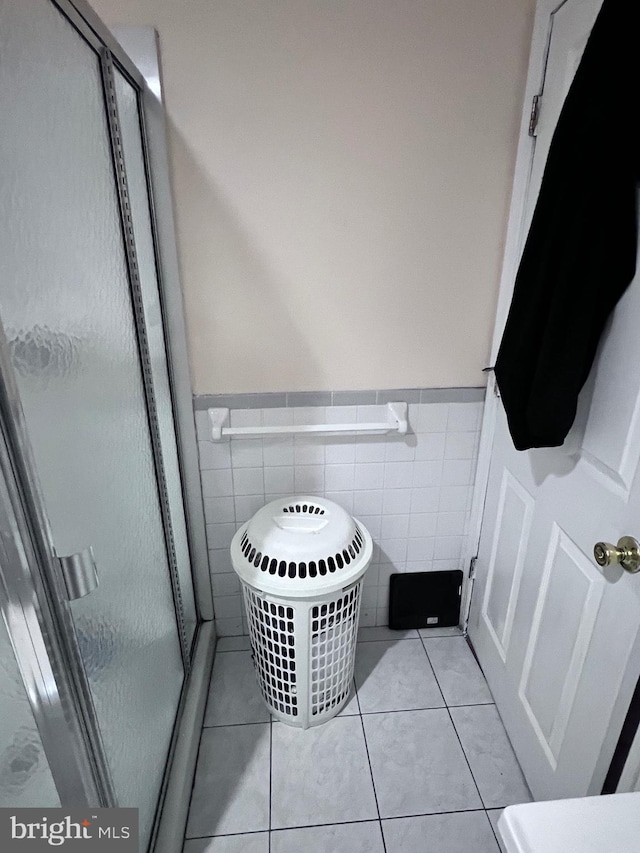 547 Baeder Rd, Jenkintown, PA 19046 - interior space with a wainscoted wall and tile walls
