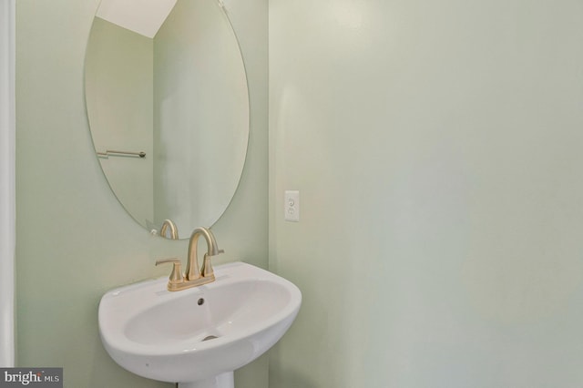 bathroom featuring a sink