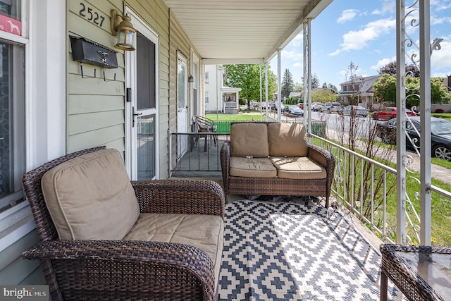sunroom featuring an outdoor hangout area