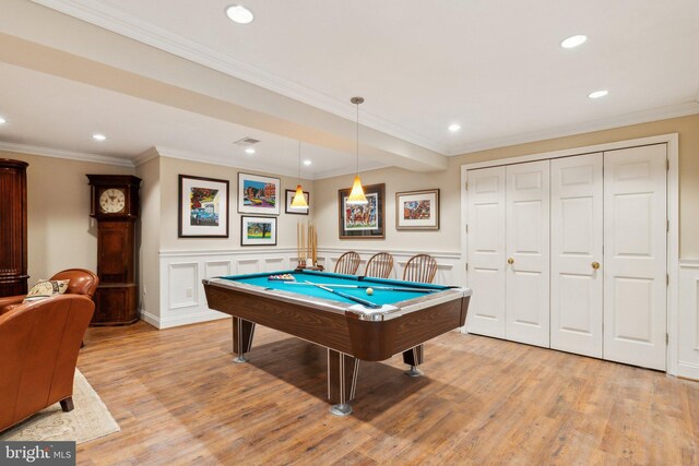 playroom featuring recessed lighting, billiards, a wainscoted wall, and light wood-style floors