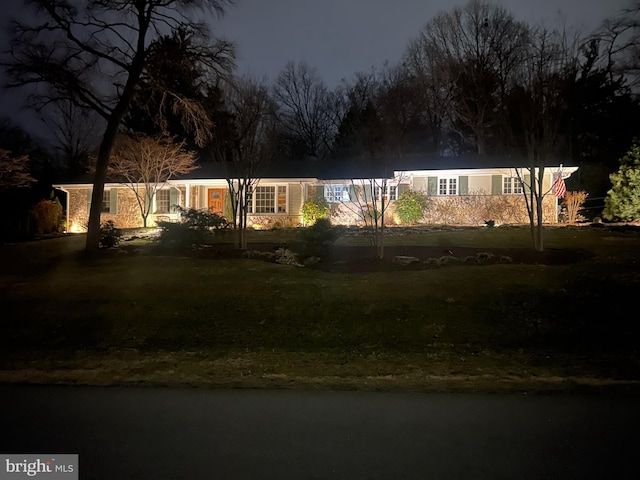 view of front facade featuring a yard