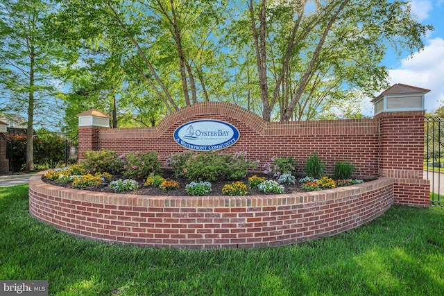community / neighborhood sign featuring a yard