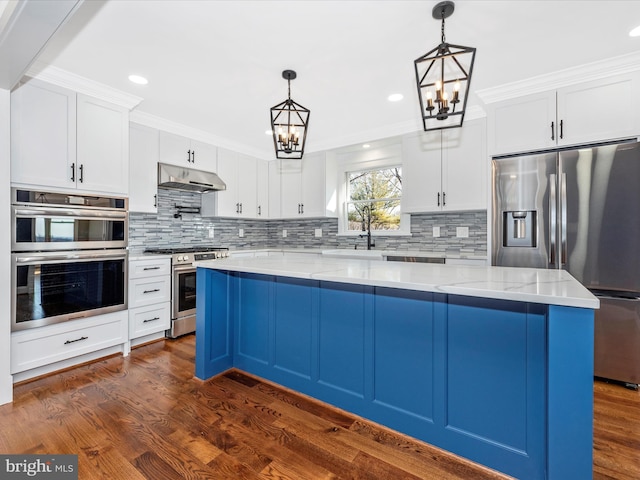 kitchen featuring backsplash, stainless steel appliances, an inviting chandelier, and a sink