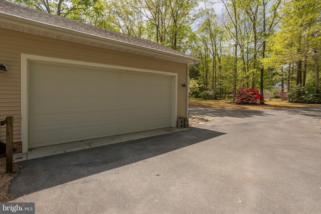 7645 E Longfield Dr, Hebron, MD 21830 - garage with driveway
