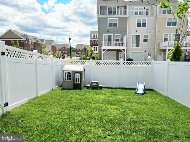 view of yard featuring a residential view