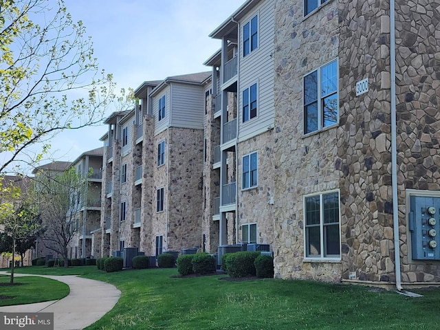 view of apartment building / complex
