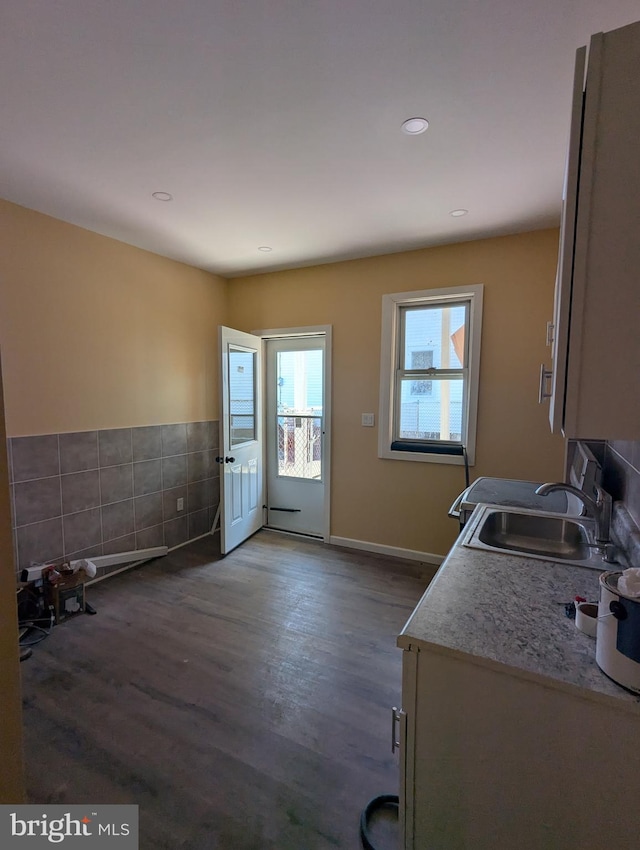 kitchen featuring a sink, recessed lighting, dark wood-style floors, and light countertops