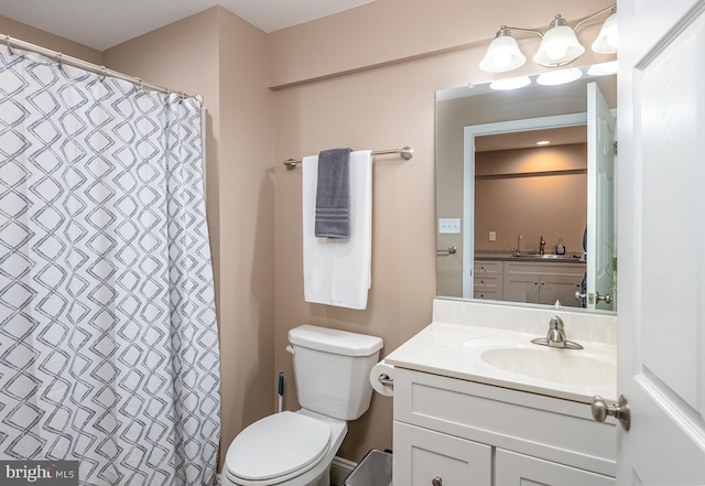 full bath featuring vanity, toilet, and a shower with shower curtain