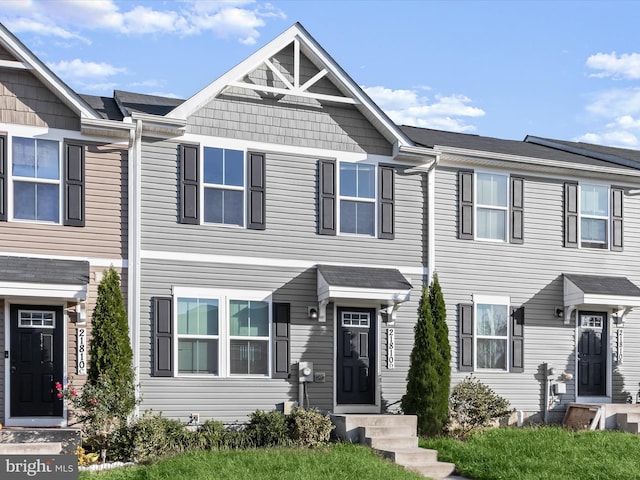 townhome / multi-family property featuring entry steps